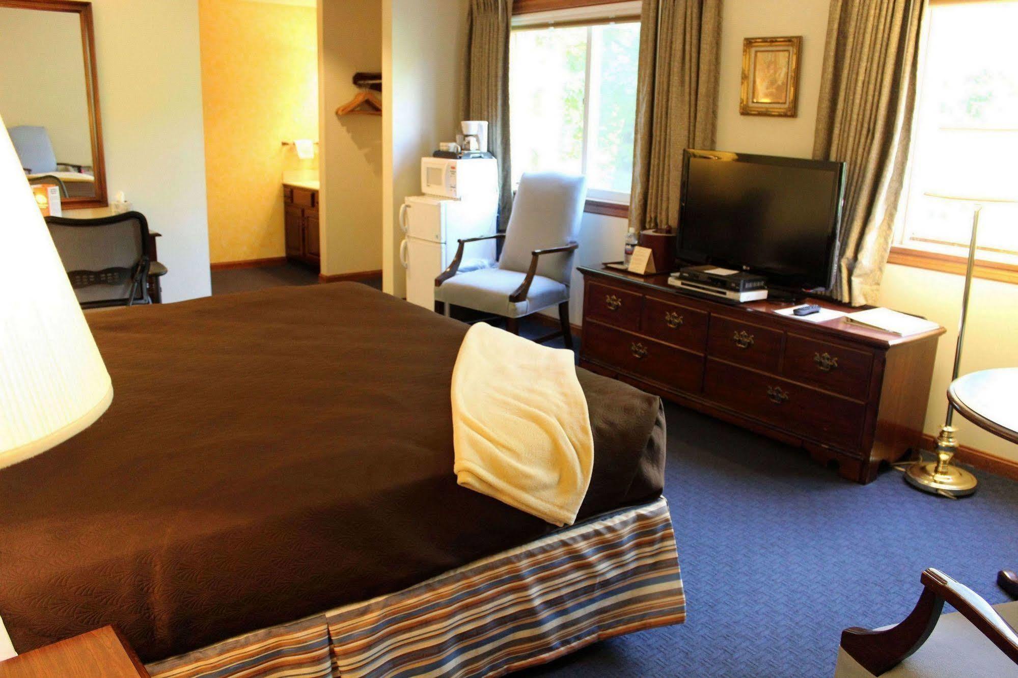 Riverhouse By Weekender Formerly Jack Daniels Inn Питерборо Экстерьер фото